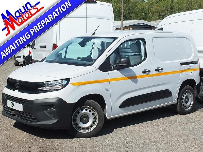 White Used 2024 Vauxhall Combo MPV | £14,995 (Good price) - Image 1/4