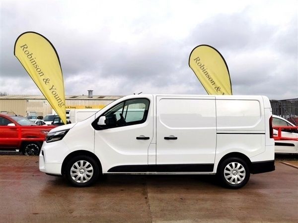 White Used 2022 Nissan Primastar Acenta MPV | £17,994 (A bit pricey) - Image 1/1