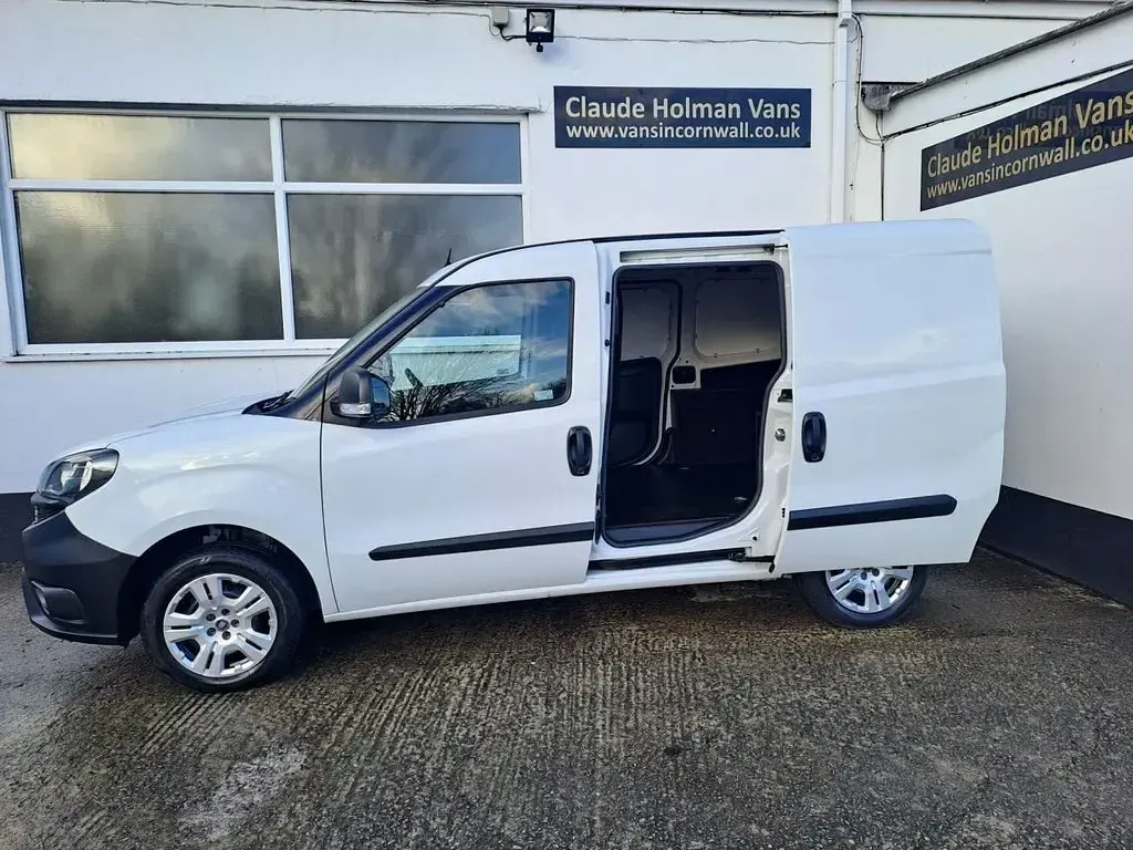 Used Fiat Doblò 95 HP (69 kW) 2018 White MPV