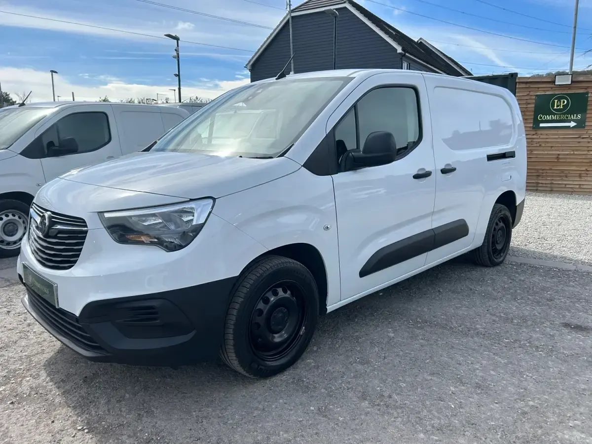 Second-hand Vauxhall Combo S 100 CP (73 kW) 2023 Alb Monovolum