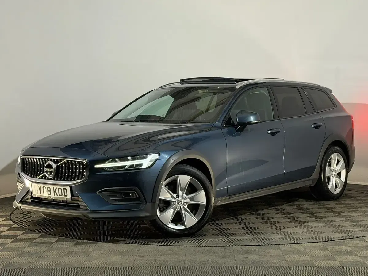 Used Volvo V60 CC 190 HP (139 kW) 2018 Blue Estate