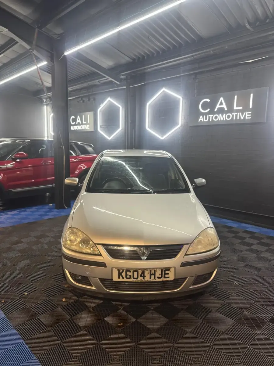 Used Vauxhall Corsa 79 HP (58 kW) 2004 Silver Hatchback