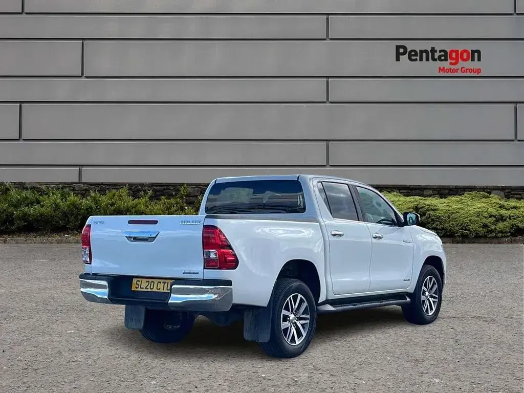 Used Toyota HiLux 150 HP (110 kW) 2020 White Pickup