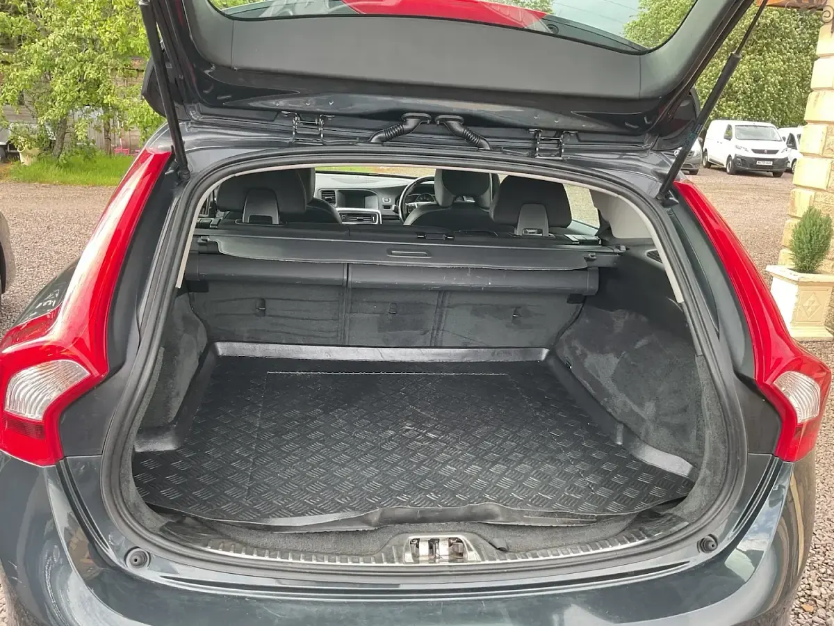 Used Volvo V40 152 HP (111 kW) 2019 Black Hatchback