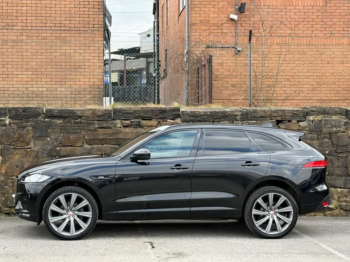 Usado Jaguar F-Pace R-Sport 180 HP (132 kW) 2018 Preto SUV