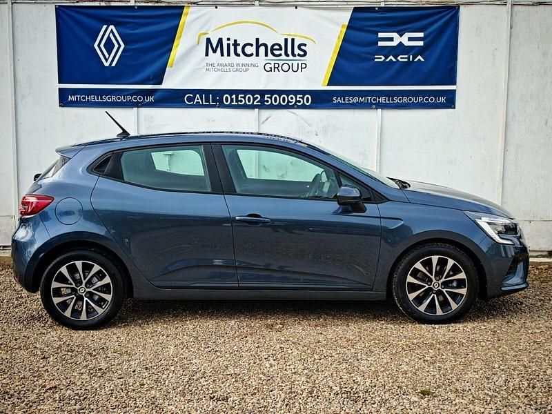 Used Renault Clio V Iconic 140 HP (102 kW) 2022 Titanium grey  Hatchback