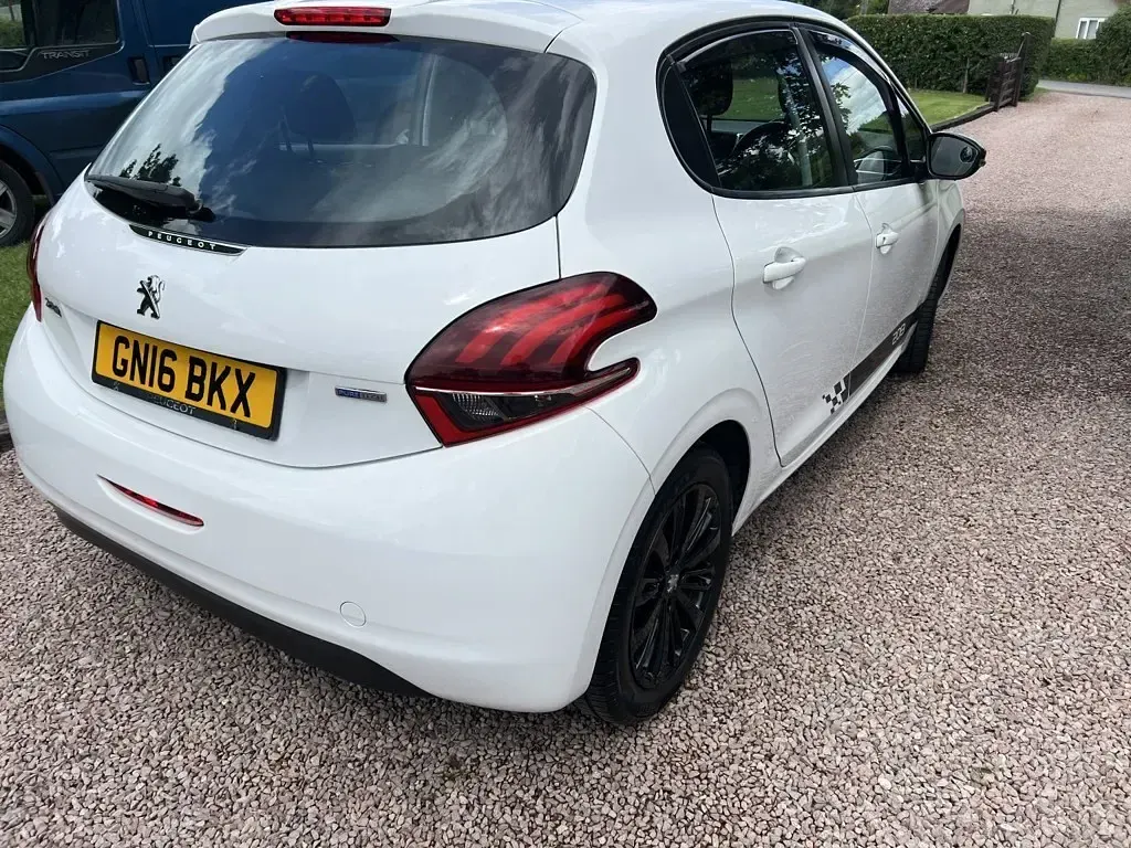 Used Peugeot 208 2016 White Hatchback