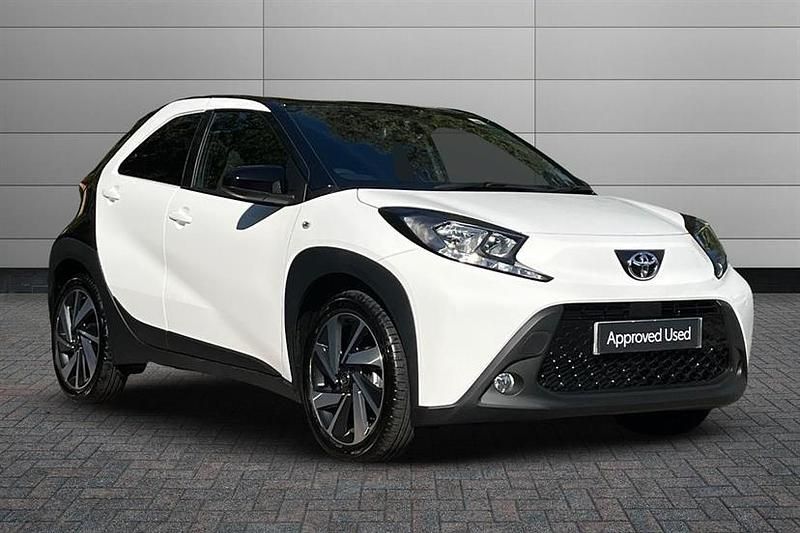 Pure white with black Used 2024 Toyota Aygo Hatchback | £17,195 (Fair price) - Image 1/4