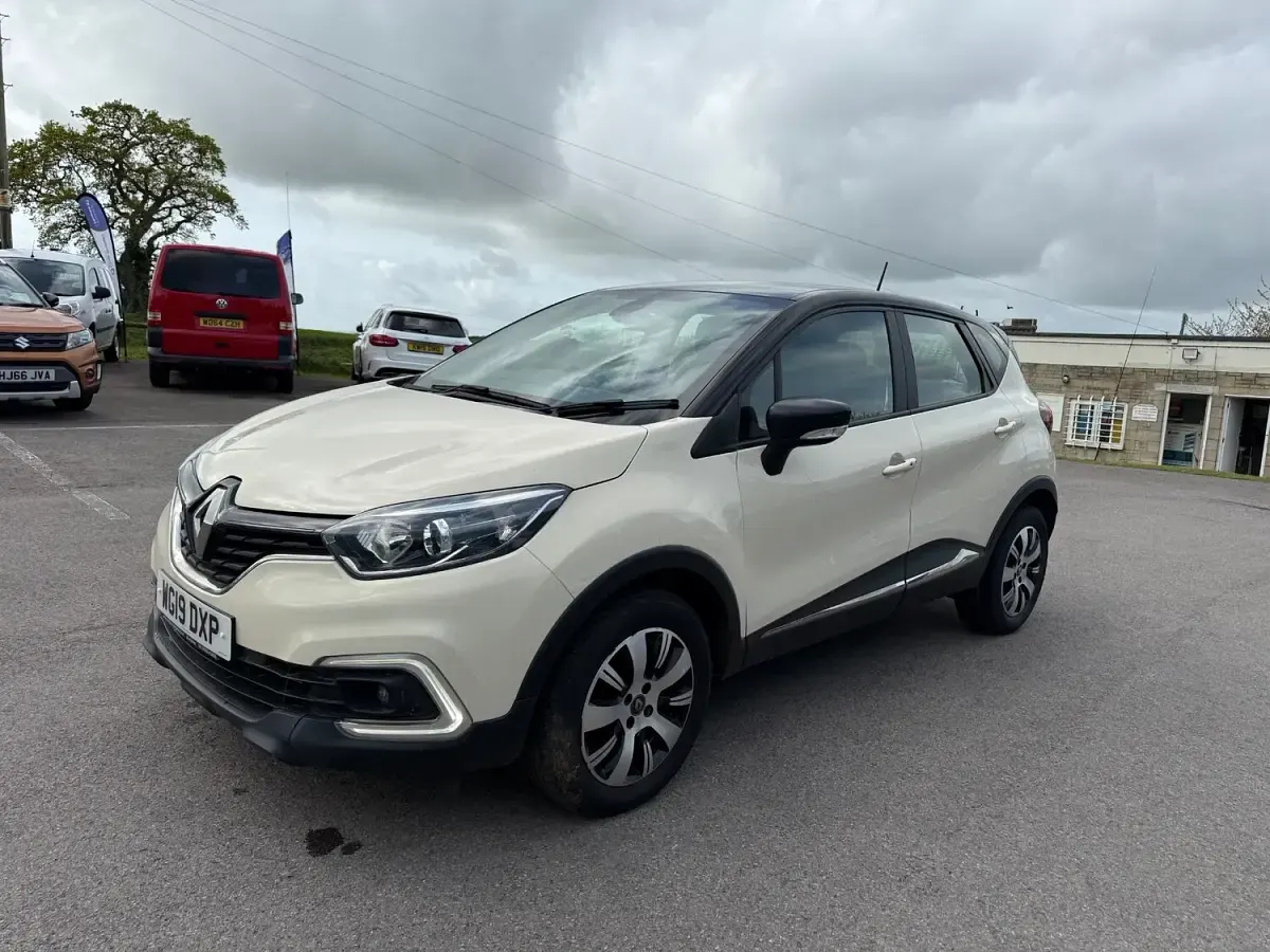 Used Renault Captur Play 90 HP (66 kW) 2019 Cream SUV