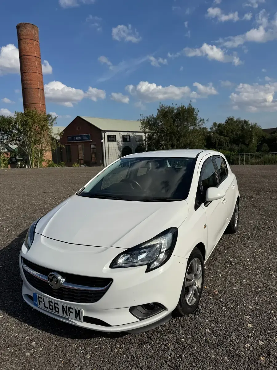 Used Vauxhall Corsa Design Edition 95 HP (69 kW) 2016 White Hatchback