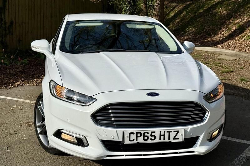 Used Ford Mondeo Titanium 180 HP (132 kW) 2015 White Hatchback