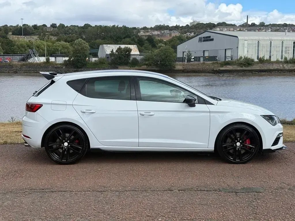 Used Seat Leon CUPRA 300 HP (220 kW) 2017 White Hatchback
