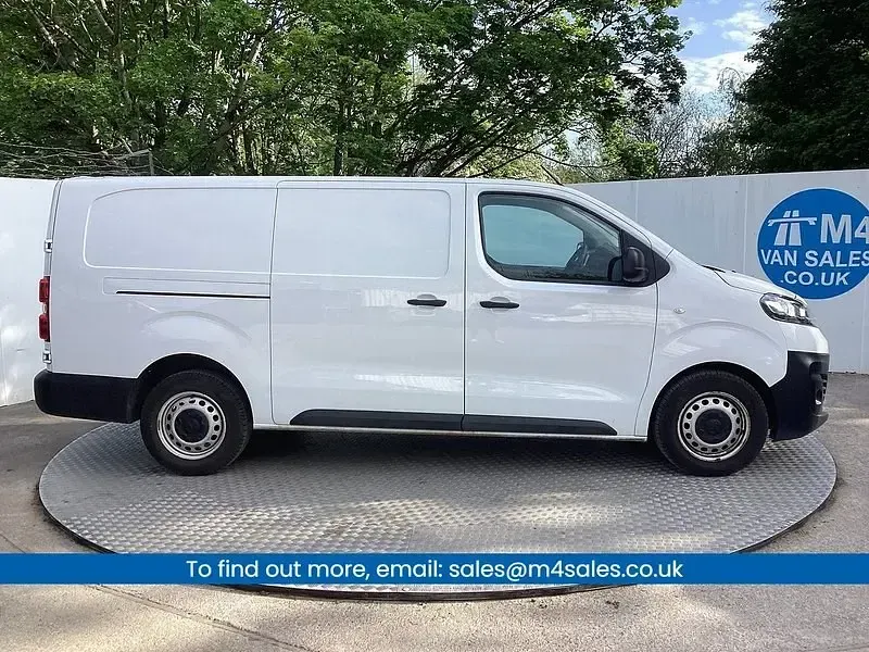 Second-hand Vauxhall Vivaro 100 CP (73 kW) 2024 Alb Monovolum