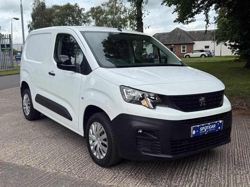 White Used 2022 Peugeot Partner Premium MPV | £12,995 (Fair price) - Image 1/4