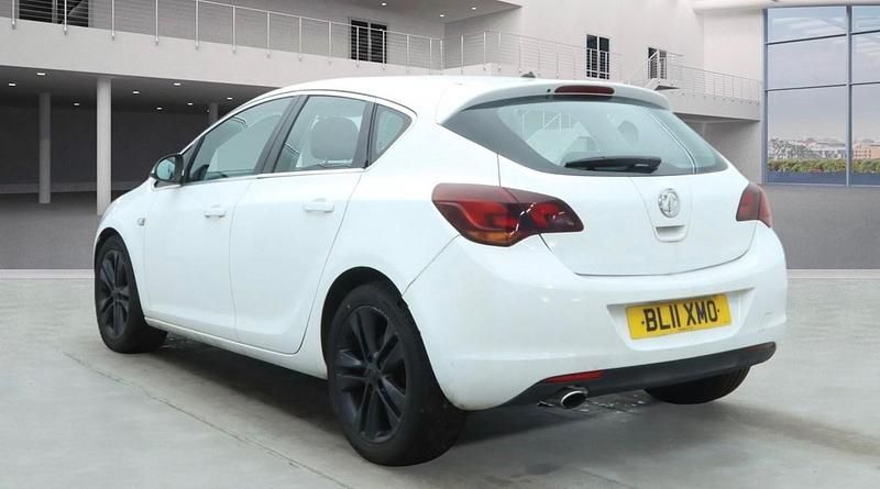 Used Vauxhall Astra SRi 2011 White Hatchback