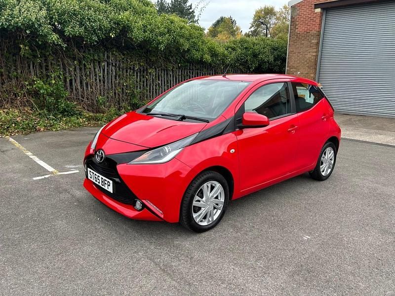Red Used 2015 Toyota Aygo x-press Hatchback | £6,749 (Fair price) - Image 1/4
