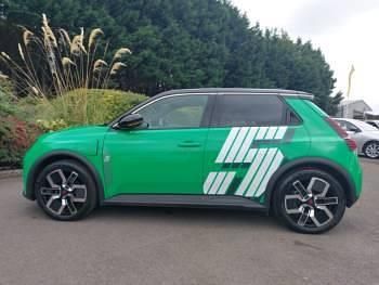 Used Renault R5 Komfort 110 kW (150 HP) 2025 Twotone metallic  pop green with black roof + re Hatchback