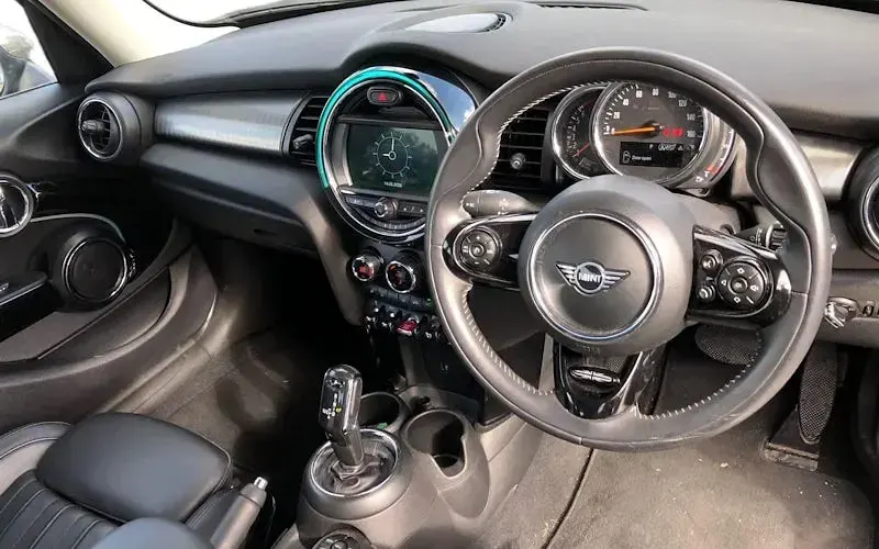 Usado Mini Cooper Comfort 136 CV (100 kW) 2019 Plateado Utilitario