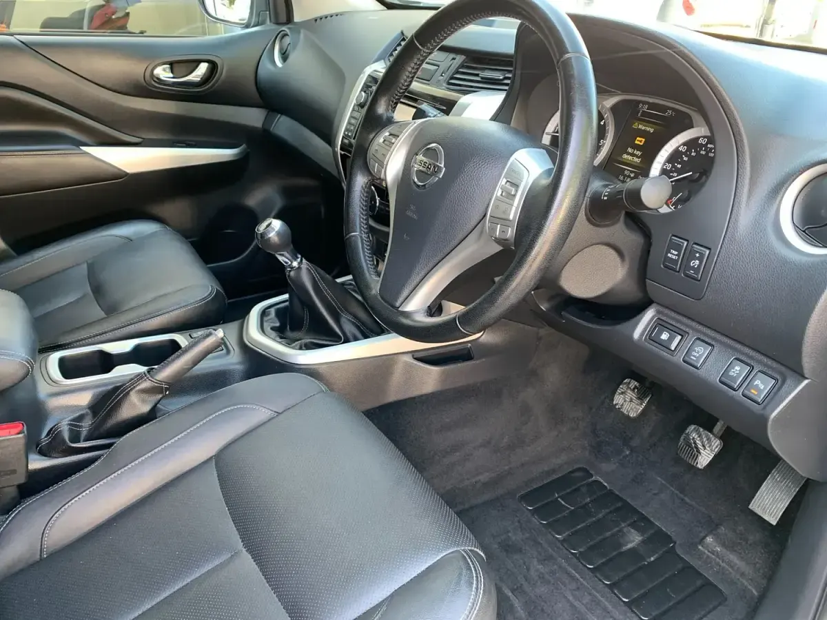 Used Nissan Navara Tekna 190 HP (139 kW) 2018 Grey Pickup