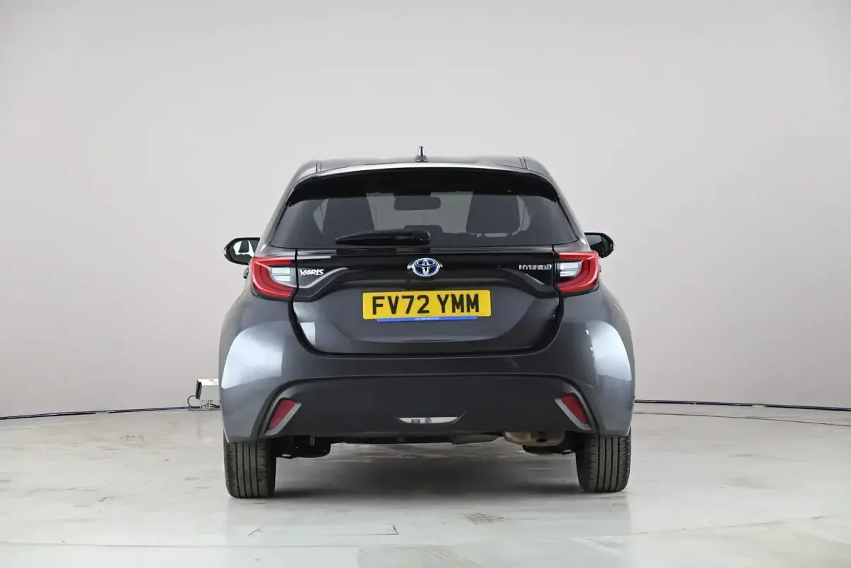 Begagnad Toyota Yaris Hybrid Design 2023 Grå Halvkombi