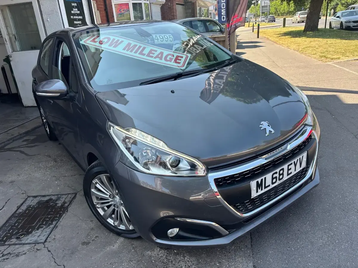 Used Peugeot 208 Signature Sky 2018 Grey Hatchback