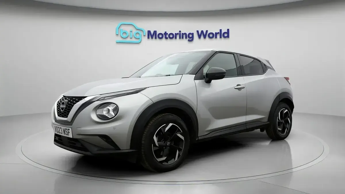 Usado Nissan Juke N-Connecta 114 HP (83 kW) 2023 Prateado SUV
