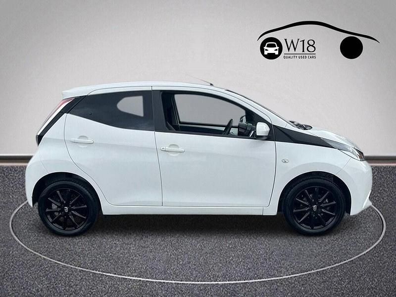 Used Toyota Aygo x-press 68 HP (50 kW) 2017 White Hatchback