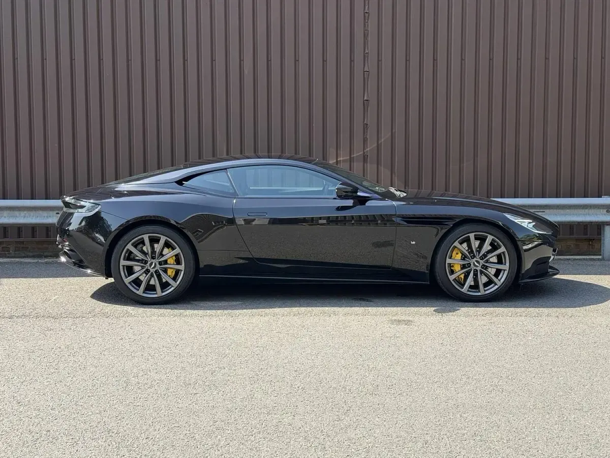 Used Aston Martin DB11 608 HP (447 kW) 2018 Black Coupe