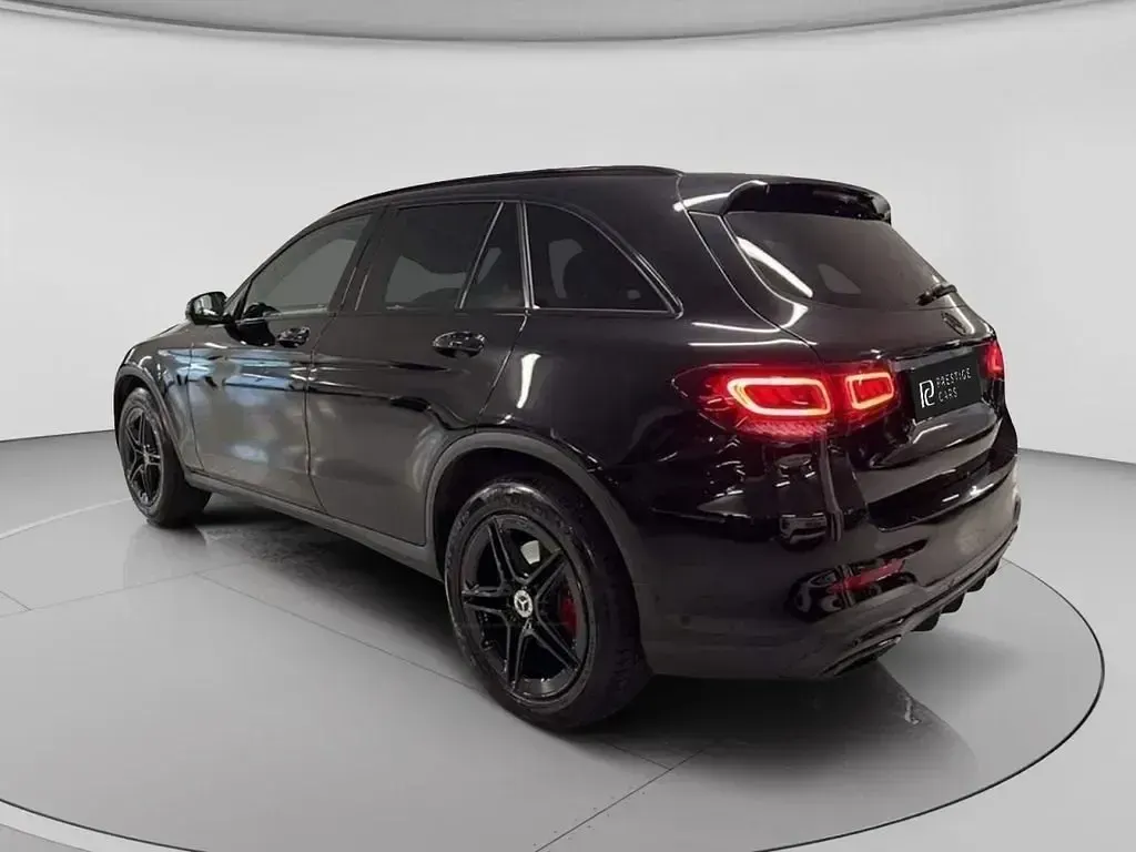 Usado Mercedes GLC300e AMG line 2022 Negro Familiar