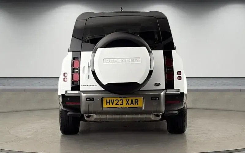 Used Land Rover Defender SE Dynamic 300 HP (220 kW) 2023 Fuji white SUV