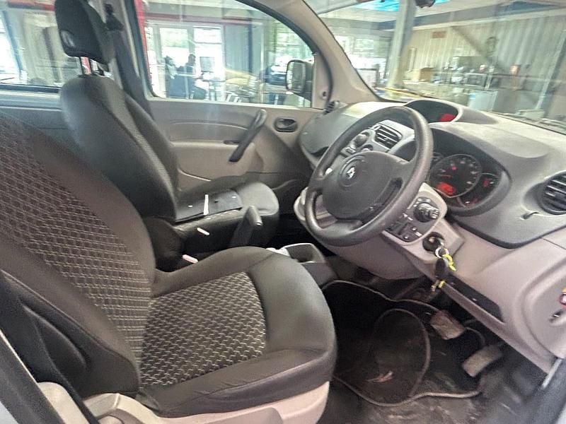 Usado Renault Kangoo Extreme 106 HP (77 kW) 2010 Cinzento Monovolume