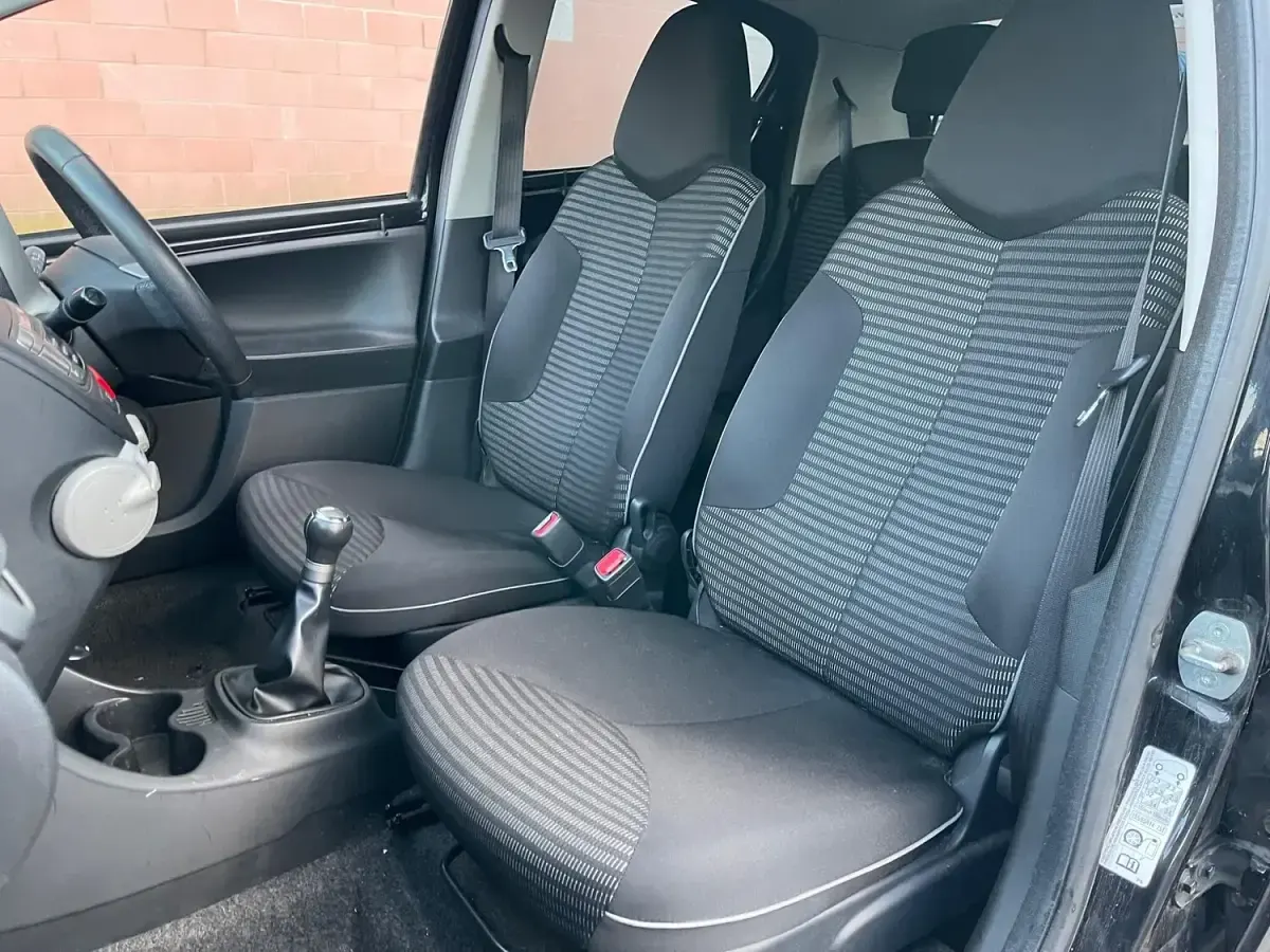 Używany Peugeot 107 Allure 68 KM (50 kW) 2013 Czarny Hatchback