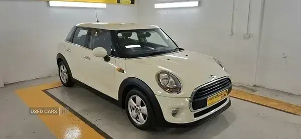 Usado Mini ONE Hatch 102 CV (75 kW) 2017 Blanco Utilitario