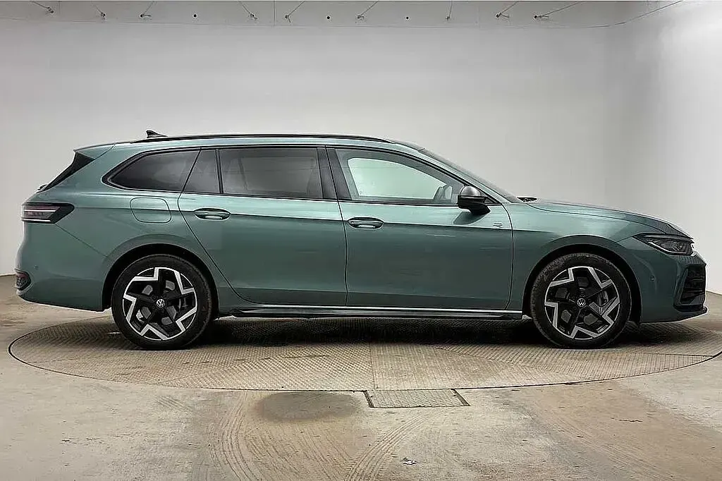 Used VW Passat R-line 272 HP (200 kW) 2025 Green Estate