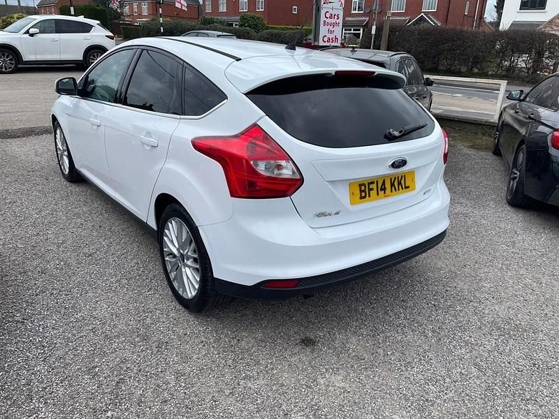 Used Ford Focus Zetec 125 HP (91 kW) 2014 White Hatchback