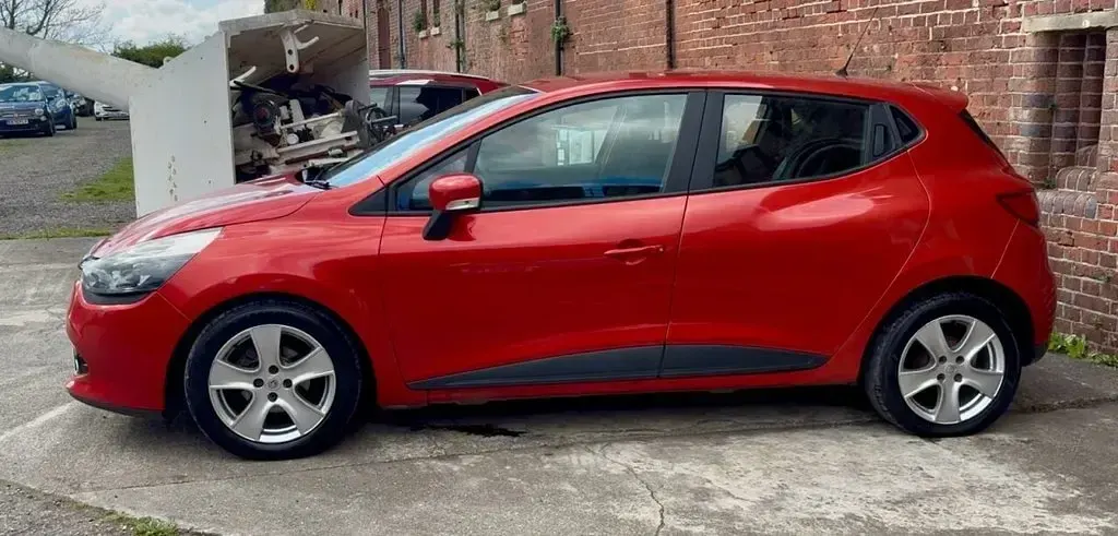 Used Renault Clio Expression+ 90 HP (66 kW) 2014 Red Hatchback