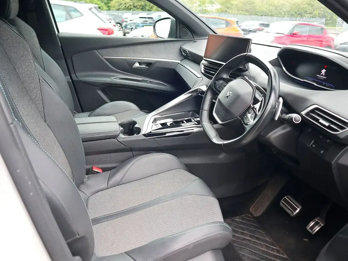 Begagnad Peugeot 5008 Allure+ 2023 Vit SUV