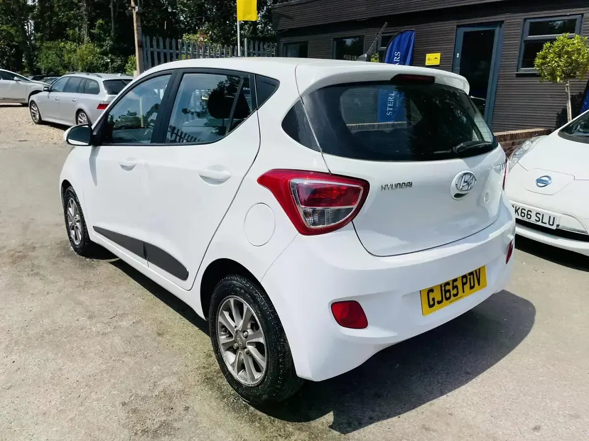Used Hyundai i10 Premium 87 HP (63 kW) 2015 White Hatchback