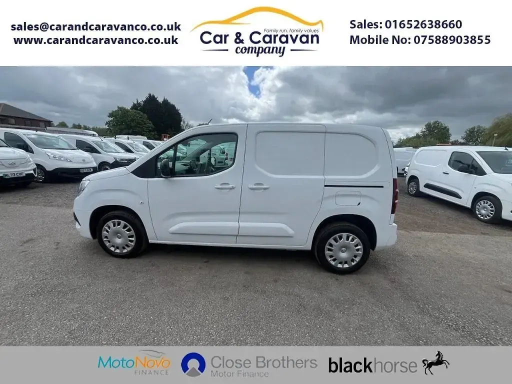 Używany Vauxhall Combo S 100 KM (73 kW) 2023 Biały Minivan