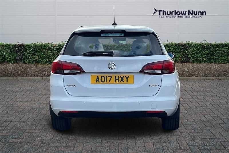 Used Vauxhall Astra SRi 150 HP (110 kW) 2017 White Estate