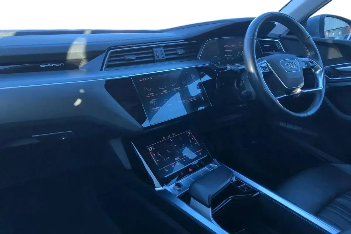 Usado Audi e-tron Advanced 300 kW (408 CV) 2020 Gris SUV