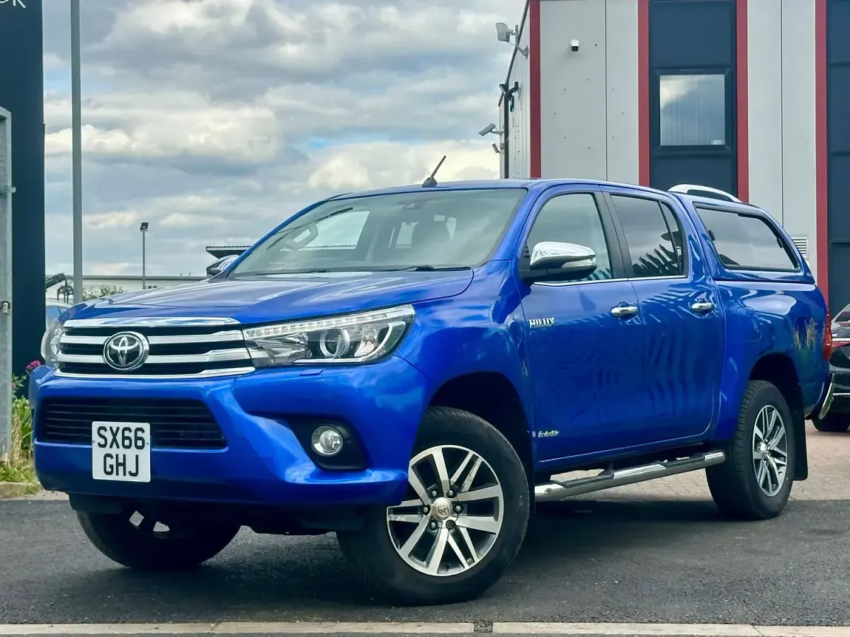 Used Toyota HiLux 150 HP (110 kW) 2017 Blue Pickup