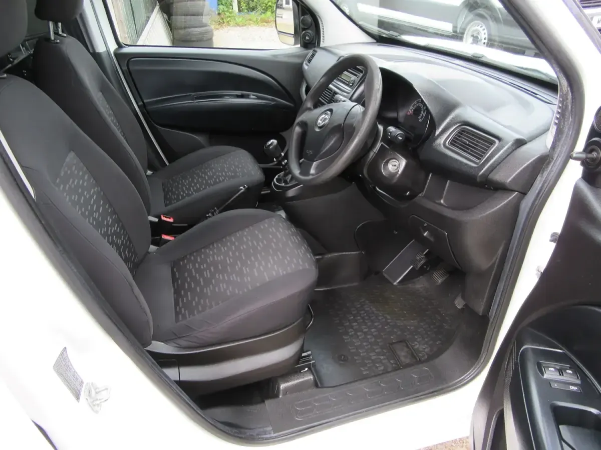 Usado Vauxhall Combo 105 CV (77 kW) 2014 Blanco Monovolumen