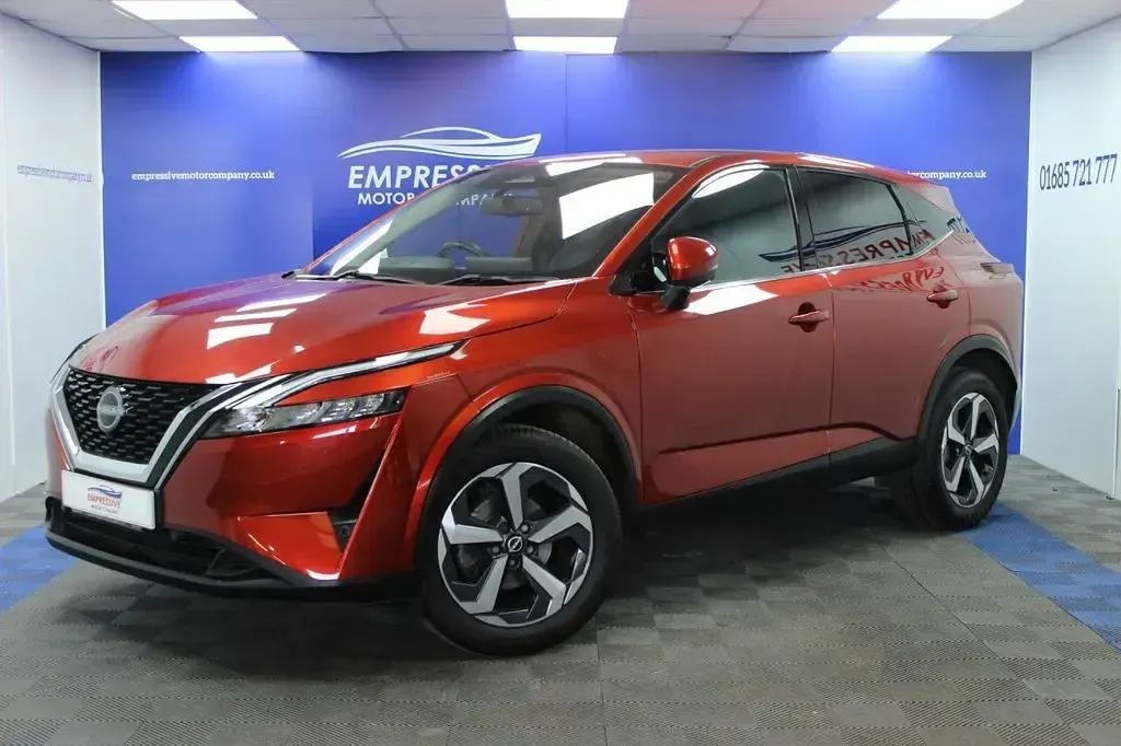 Used Nissan Qashqai N-Connecta 140 HP (102 kW) 2022 Red SUV