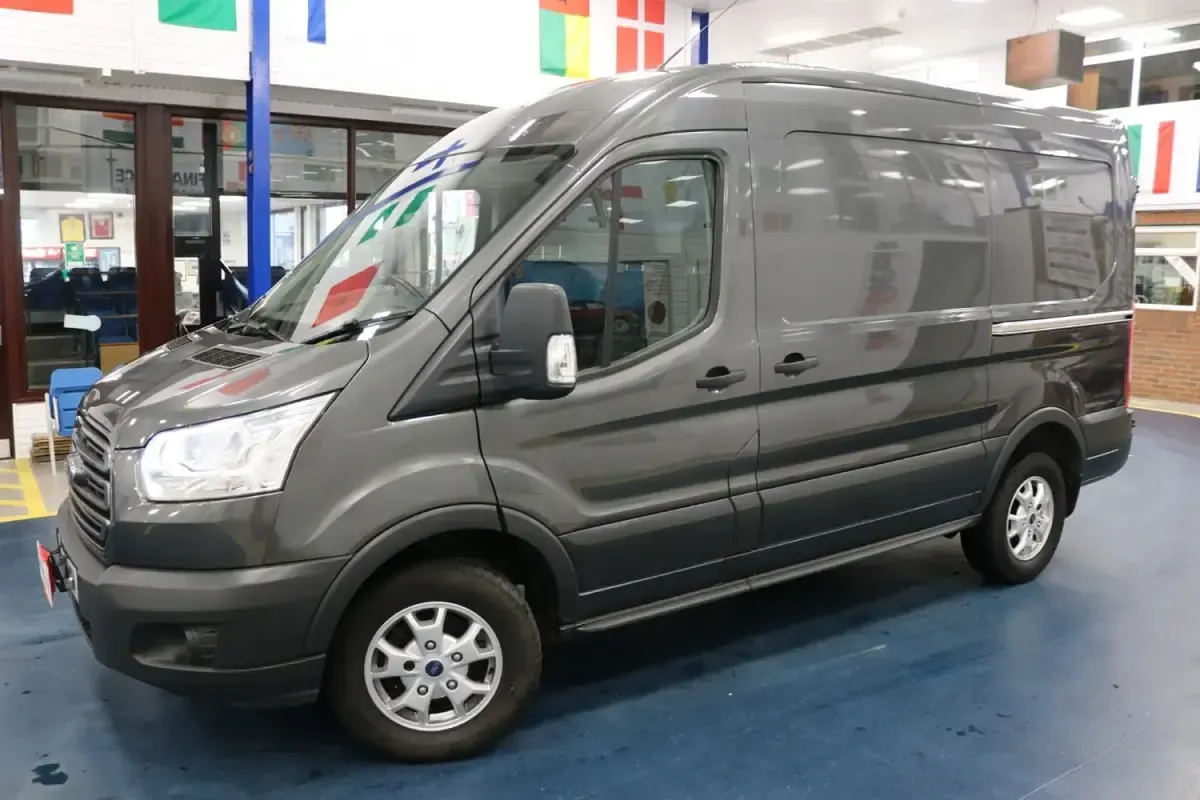 Usado Ford Transit 170 HP (125 kW) 2017 Cinzento Van