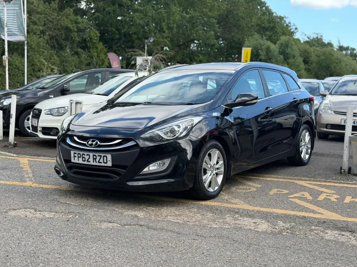 Used Hyundai i30 Style 128 HP (94 kW) 2012 Black Estate