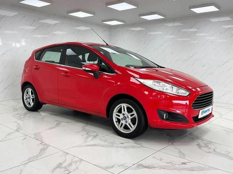 Usado Ford Fiesta Zetec 82 HP (60 kW) 2014 Vermelho Citadino
