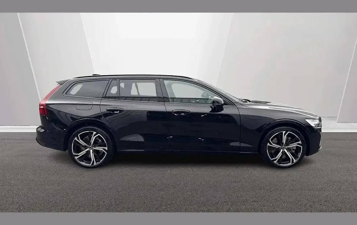 New Volvo V60 Ultra 449 HP (330 kW) 2026 Black Estate