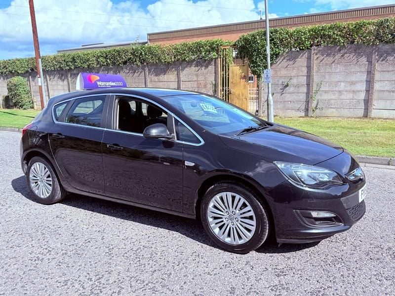 Black Used 2015 Vauxhall Astra Excite Hatchback | £2,799 (Good price) - Image 1/4