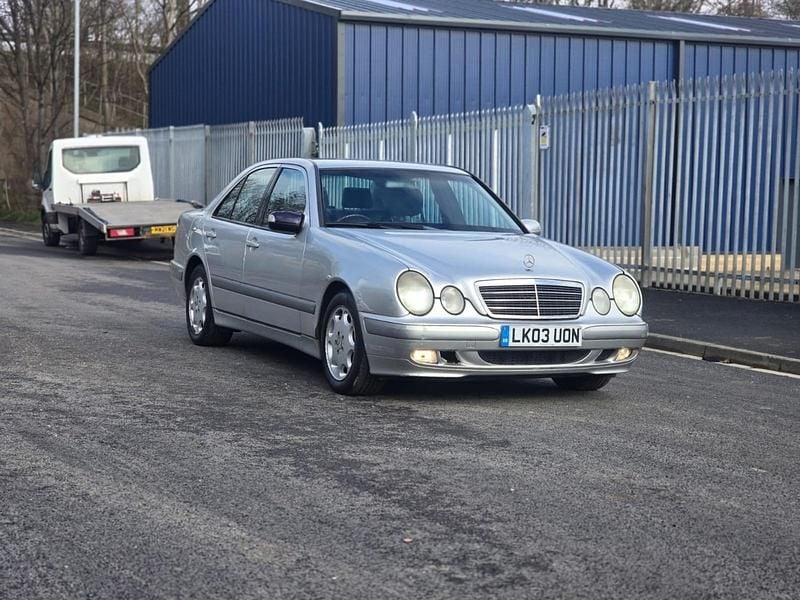 Begagnad Mercedes E220 Classic 125 HK (91 kW) 2003 Silver Sedan